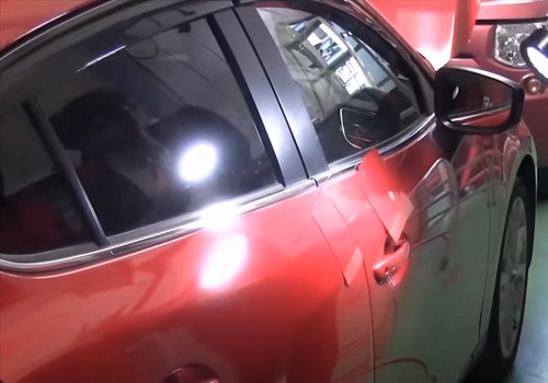 自動車板金修理工場でも使用される人工太陽照明灯