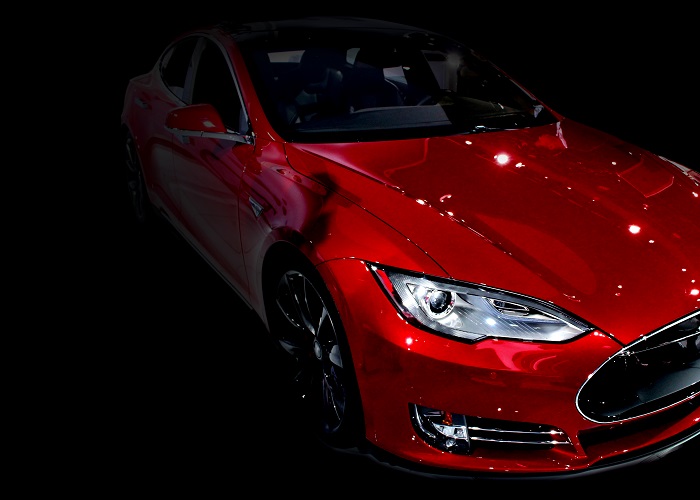 人工太陽照明灯SOLAXが自動車のデザイン開発に採用される理由