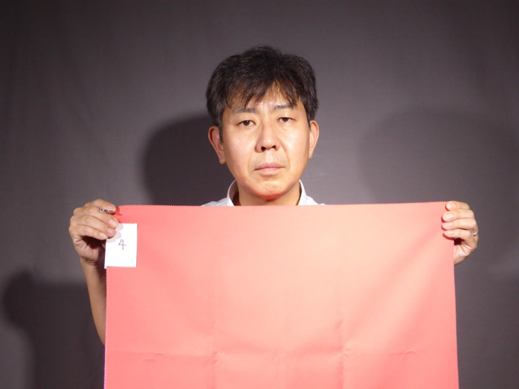 人工太陽照明灯の下で撮影したピンク色の布Ａ