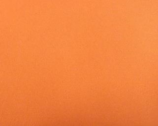 ④一般蛍光灯で照らしたCoral Pinkのドレープ