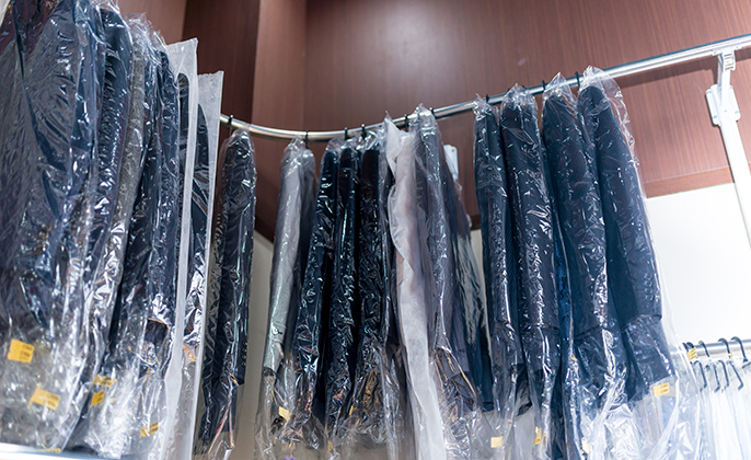 白い照明を使うクリーニング店の画像